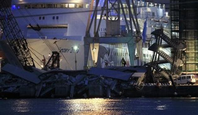 Kontejnerski brod zabio se u kontrolni toranj luke u Genovi, foto: NL
