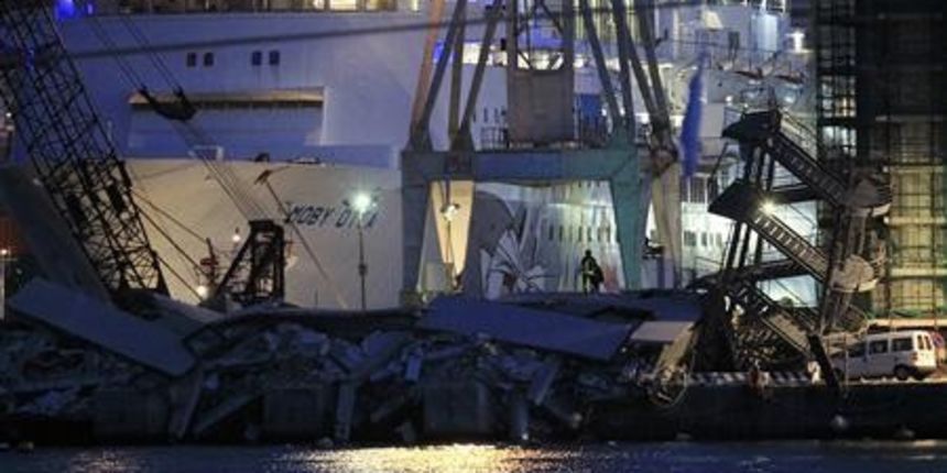 Kontejnerski brod zabio se u kontrolni toranj luke u Genovi, foto: NL