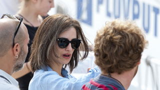 Prigradica, otok Korcula , 270911.
Glumica Penelope Cruz snimljena prilikom ukrcaja u brod Majsan marke Beneteau Antares 10,80  koji ju prebacuje na svjetionik Plocica na snimanje filma” Venuto al mondo”.
Foto: Tom Dubravec /  CROPIX