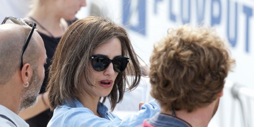 Prigradica, otok Korcula , 270911.
Glumica Penelope Cruz snimljena prilikom ukrcaja u brod Majsan marke Beneteau Antares 10,80  koji ju prebacuje na svjetionik Plocica na snimanje filma” Venuto al mondo”.
Foto: Tom Dubravec /  CROPIX