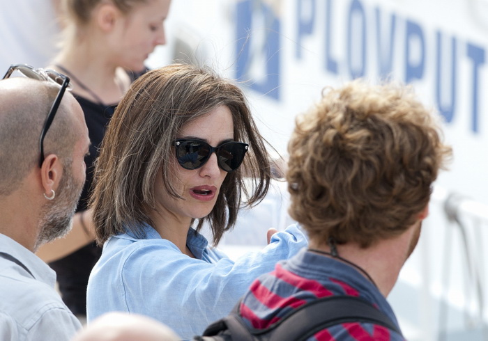 Prigradica, otok Korcula , 270911.
Glumica Penelope Cruz snimljena prilikom ukrcaja u brod Majsan marke Beneteau Antares 10,80  koji ju prebacuje na svjetionik Plocica na snimanje filma” Venuto al mondo”.
Foto: Tom Dubravec /  CROPIX