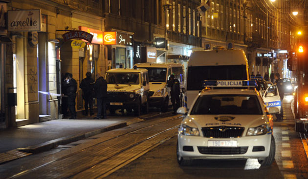 Zagreb, 181110.
Muskarac J.H. stanar u Ilici 52. je zatocio jednu osobu u stan. Zrtva je uspjela nazvati policiju i pobjec prije nego je policija stigla.
Policija trenutno pregovara sa  J.H. koji se zakljucao u svom stanu, pokusavaju ga nagovorit da izadj