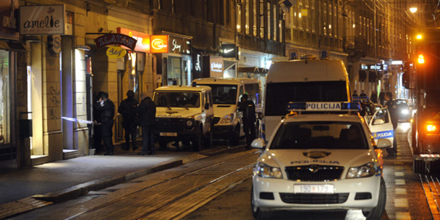 Zagreb, 181110.
Muskarac J.H. stanar u Ilici 52. je zatocio jednu osobu u stan. Zrtva je uspjela nazvati policiju i pobjec prije nego je policija stigla.
Policija trenutno pregovara sa  J.H. koji se zakljucao u svom stanu, pokusavaju ga nagovorit da izadj