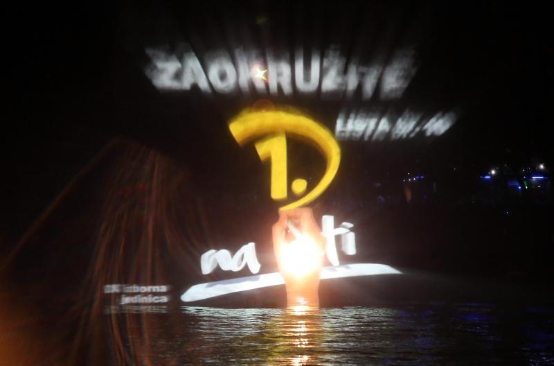 Stipe Petrina započeo je kampanju svjetlosnim spektaklom u Primoštenu