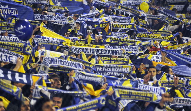 Zenica, 181109
Kvalifikacijska utakmica za odlazak na Svjetsko nogometno prvenstvo u Juznoafricku Republiku 2010, izmedju BiH i Portugala, na stadionu Bilino polje u Zenici.
Na slici: navijaci tijekom intoniranja himne.
Foto: Dado Ruvic / CROPIX