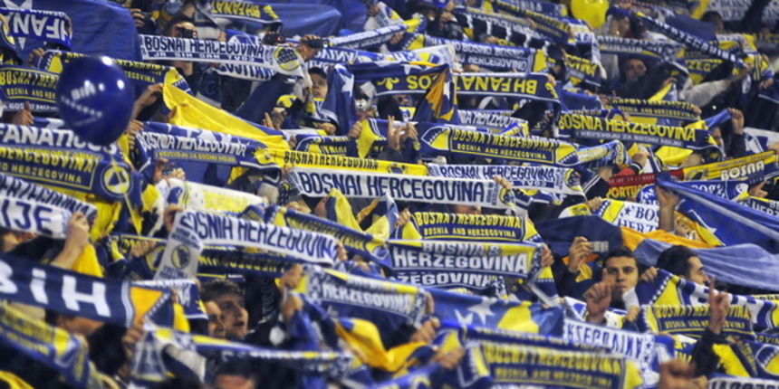 Zenica, 181109
Kvalifikacijska utakmica za odlazak na Svjetsko nogometno prvenstvo u Juznoafricku Republiku 2010, izmedju BiH i Portugala, na stadionu Bilino polje u Zenici.
Na slici: navijaci tijekom intoniranja himne.
Foto: Dado Ruvic / CROPIX Zenica, 181109
Kvalifikacijska utakmica za odlazak na Svjetsko nogometno prvenstvo u Juznoafricku Republiku 2010, izmedju BiH i Portugala, na stadionu Bilino polje u Zenici.
Na slici: navijaci tijekom intoniranja himne.
Foto: Dado Ruvic / CROPIX