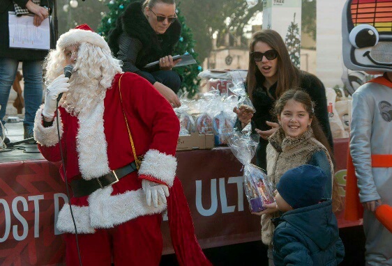 Božićnica na Novom: Radiolino, Djed božićnjak i ekipa Novog radija darivala sugrađane. Foto: Jurica Gašpar