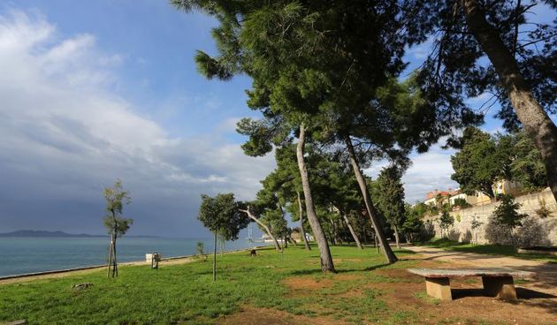 10.11.2013., Zadar – Nocni klub Hitch Bar pred kojim su navodno petorica mladica napala 18-godisnju djevojku i silovali ju. Zbog silovanja poznanice mladi Zadrani su zadrzani u pritvoru. Photo: Filip Brala/PIXSELL