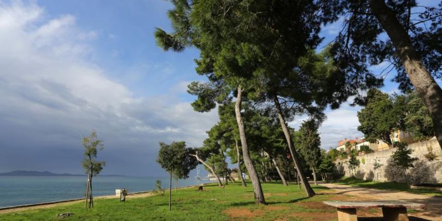 10.11.2013., Zadar – Nocni klub Hitch Bar pred kojim su navodno petorica mladica napala 18-godisnju djevojku i silovali ju. Zbog silovanja poznanice mladi Zadrani su zadrzani u pritvoru. Photo: Filip Brala/PIXSELL 10.11.2013., Zadar – Nocni klub Hitch Bar pred kojim su navodno petorica mladica napala 18-godisnju djevojku i silovali ju. Zbog silovanja poznanice mladi Zadrani su zadrzani u pritvoru. Photo: Filip Brala/PIXSELL