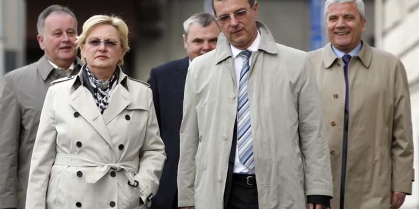 Zagreb, 200312.
Zupanijski sud, Zrinjevac.
Nastavak pripremnog rocista u slucaju “Fimi media” na kojem bi se trebao odrediti datum pocetka sudjenja u najvecoj hrvatskoj korupcijskoj aferi.
Na slici vlasnica Fimi-medie Nevenka Jurak do nje odvjetnik Ivo Fa Zagreb, 200312.
Zupanijski sud, Zrinjevac.
Nastavak pripremnog rocista u slucaju “Fimi media” na kojem bi se trebao odrediti datum pocetka sudjenja u najvecoj hrvatskoj korupcijskoj aferi.
Na slici vlasnica Fimi-medie Nevenka Jurak do nje odvjetnik Ivo Fa