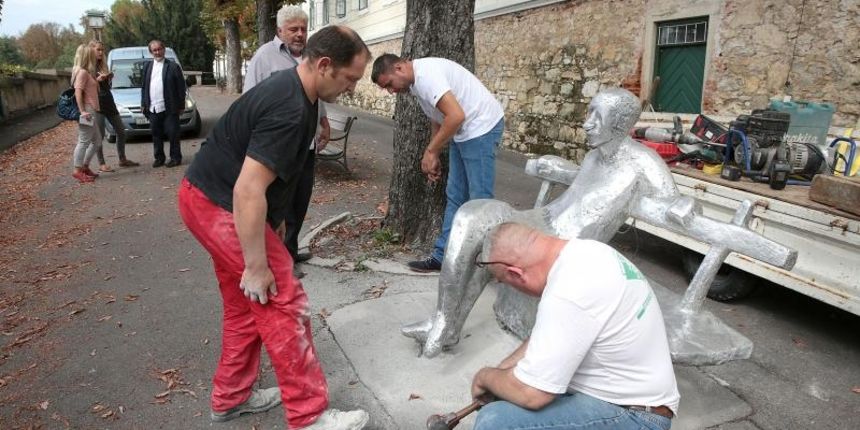 Radnici ljevaonice Ujevic vratili su danas nakon restauracije spomenik Matosu na Strossmayerovo stealiste. Photo: Patrik Macek/PIXSELL