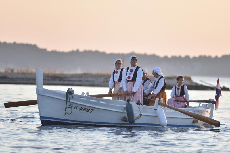 Tradicionalna ženska regata gajeta na vesla u Krapnju