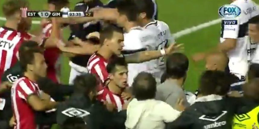 Tučnjava igrača Estudiantes – Gimnasia, screenshot: FOX Sports Tučnjava igrača Estudiantes – Gimnasia, screenshot: FOX Sports