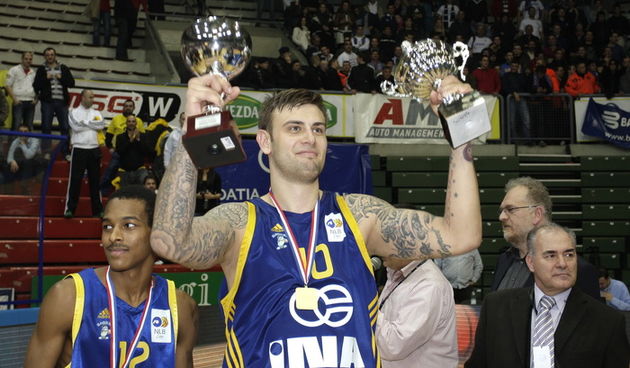 Zagreb, 100211. KC Drazen Petrovic. Zavrsnica kosarkaskog kupa Kresimir Cosic, finalna utakmica Zagreb CO – Zadar. Pobjedila je momcak KK Zagreb CO. Na slici: Mario Kasun najbolji igrac i strijelac. Foto: Nenad Dugi / Cropix