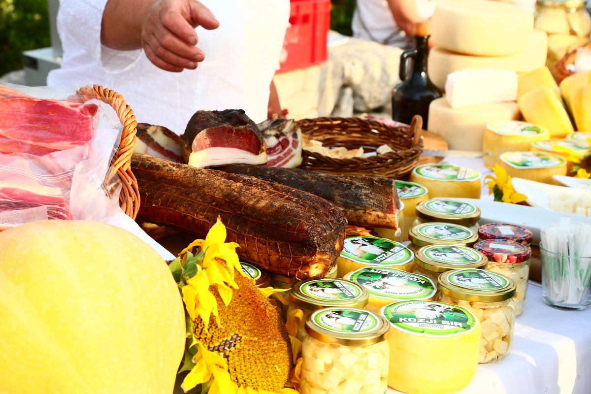 Na vidikovcu Kamenjak održan 5. Sajam lokalnih proizvoda ”Luka i igara” Na vidikovcu Kamenjak održan 5. Sajam lokalnih proizvoda ”Luka i igara”