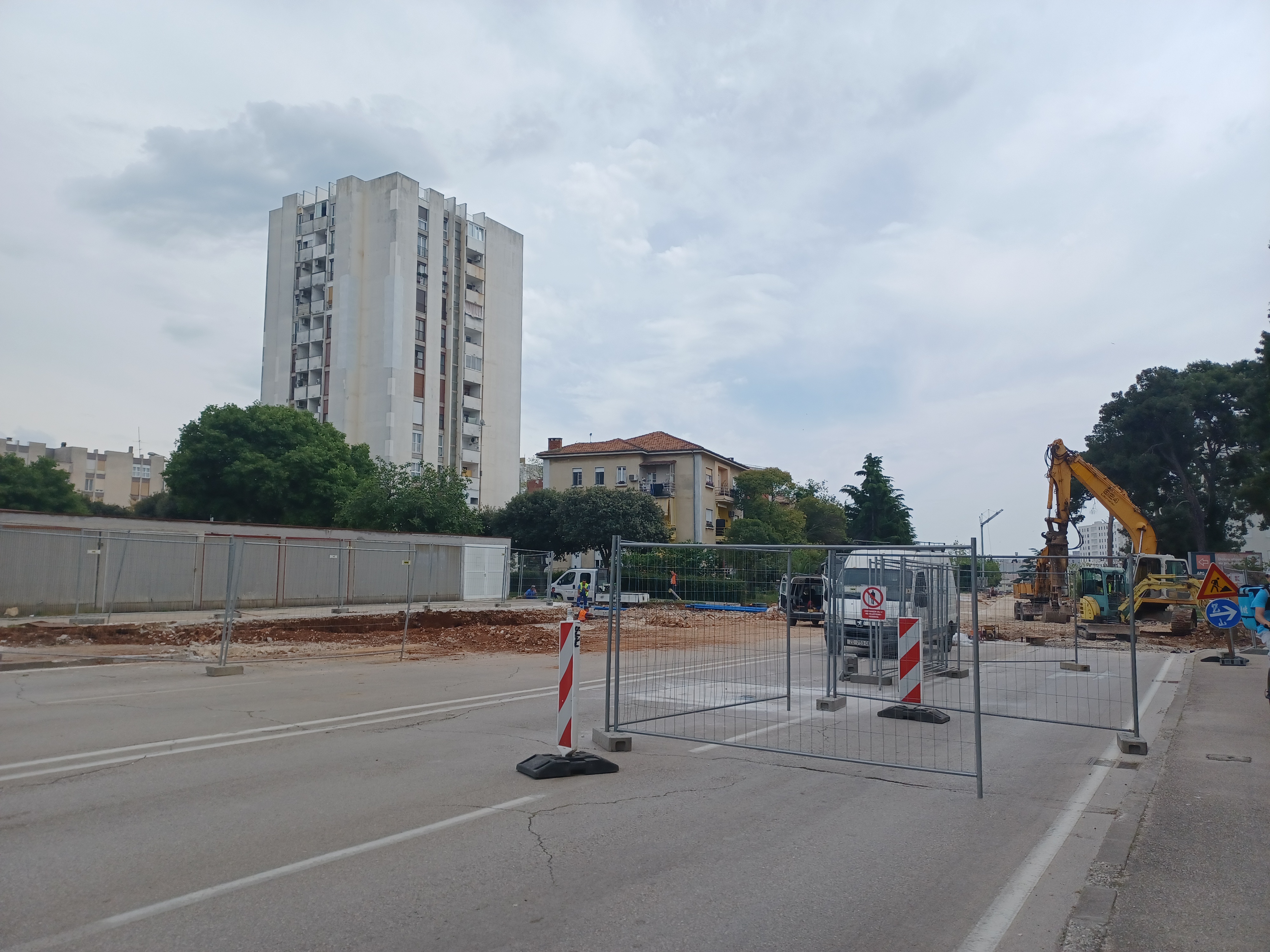 Raskrižje ulica dr. Franje Tuđmana i Josipa bana Jelačića Raskrižje ulica dr. Franje Tuđmana i Josipa bana Jelačića