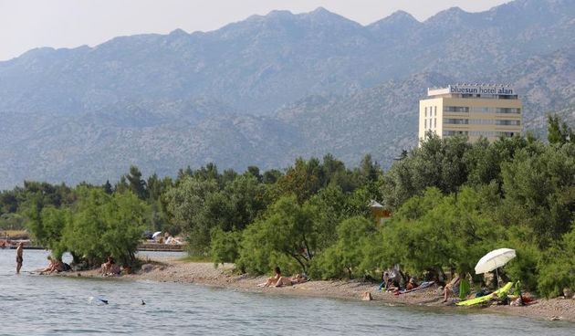 Jedna od najljepsih plaza podno Velebita zasigurno je starigradska koju krasi i drevna utvrda Kulina. Photo: Filip Brala/PIXSELL