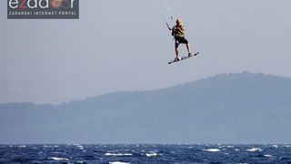 Guštanje surfera u jakom jugu Guštanje surfera u jakom jugu
