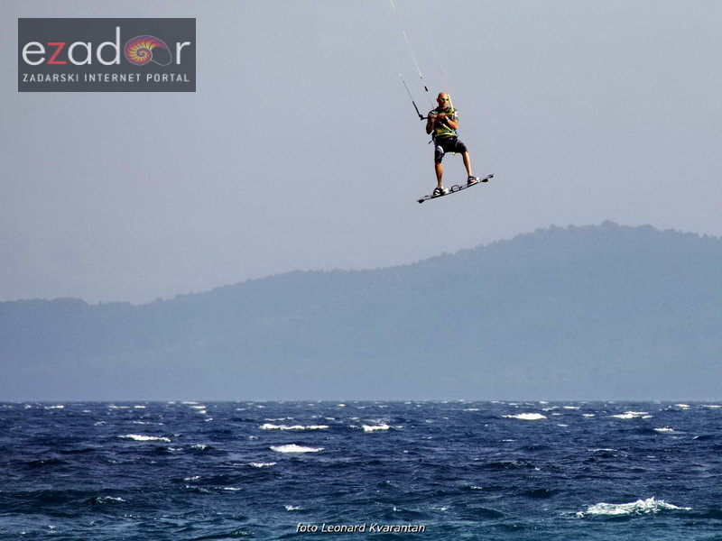 Guštanje surfera u jakom jugu Guštanje surfera u jakom jugu