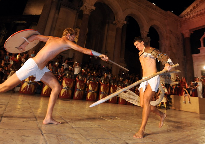 Split, 200812.
Tradicionalni “Dani Dioklecijana” koji se u Splitu uprilicuju zadnjih godina dozivljavaju svoju ekspanziju svake godine pa se tako i na vecerasnjoj manifestaciji zatvaranja natiskao prepun Peristil gdje se car Dioklecijan oprostio od svojih Split, 200812.
Tradicionalni “Dani Dioklecijana” koji se u Splitu uprilicuju zadnjih godina dozivljavaju svoju ekspanziju svake godine pa se tako i na vecerasnjoj manifestaciji zatvaranja natiskao prepun Peristil gdje se car Dioklecijan oprostio od svojih