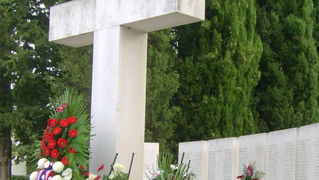 Gradsko groblje: Sudionici 15. SSNIDOR-a polazu vijence