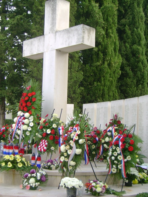 Gradsko groblje: Sudionici 15. SSNIDOR-a polazu vijence