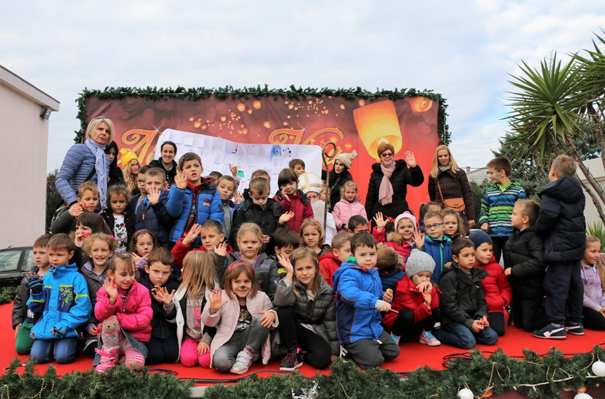 Sveti Nikola darivao mališane na Viru, Krampus bez posla Sveti Nikola darivao mališane na Viru, Krampus bez posla