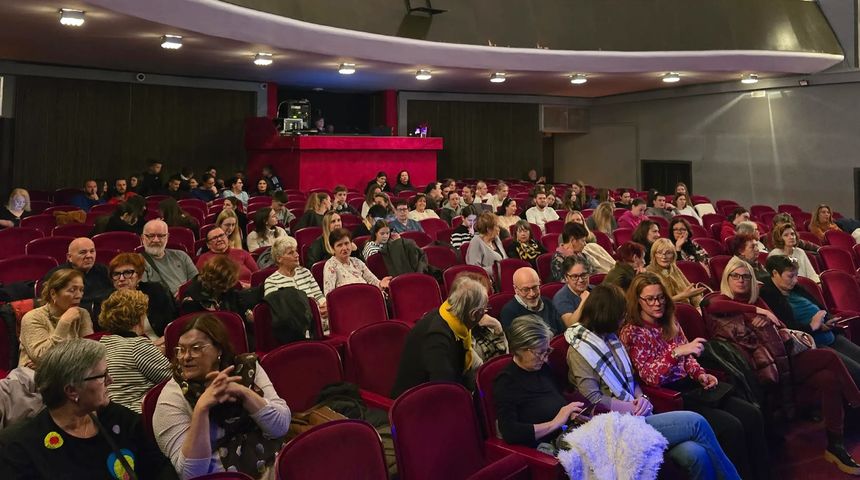 Sinoć su učenici Škole primijenjene umjetnosti i dizajna, Zadar i prijatelji iz Kazališne udruge ”Igrajmo se” Zadar, polaznici Glumačkog studija HNK Zadar, studenti Sveučilišta u Zadru, umirovljenici iz Udruga umirovljenika 3. dob pogledali generalnu pr Sinoć su učenici Škole primijenjene umjetnosti i dizajna, Zadar i prijatelji iz Kazališne udruge ”Igrajmo se” Zadar, polaznici Glumačkog studija HNK Zadar, studenti Sveučilišta u Zadru, umirovljenici iz Udruga umirovljenika 3. dob pogledali generalnu pr