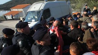 Radnicima škvera Nauta Lamjana interventna policija PU Zadarske onemogućila je pokušaj ulaska u škver u kojem se odvija stečajni postupak. Photo: Filip Brala/PIXSELL Radnicima škvera Nauta Lamjana interventna policija PU Zadarske onemogućila je pokušaj ulaska u škver u kojem se odvija stečajni postupak. Photo: Filip Brala/PIXSELL