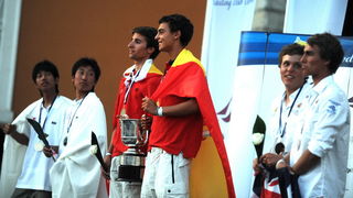 Zadar, 160711.
ISAF svjetsko juniorsko prvenstvo
Zadar 2011, 07.-15. srpanj 2011.
Zatvaranje jedrlicarskog prvenstva i podjela medalja i pehara najboljim momcadima.
Na slici: pobjednici u klasi 420 za decke:
1st ESP – Carlos Robles – Florian Trittel,
2nd Zadar, 160711.
ISAF svjetsko juniorsko prvenstvo
Zadar 2011, 07.-15. srpanj 2011.
Zatvaranje jedrlicarskog prvenstva i podjela medalja i pehara najboljim momcadima.
Na slici: pobjednici u klasi 420 za decke:
1st ESP – Carlos Robles – Florian Trittel,
2nd