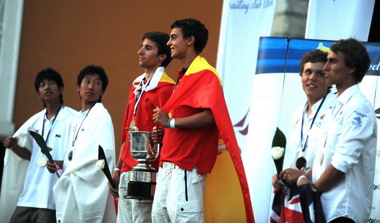 Zadar, 160711.
ISAF svjetsko juniorsko prvenstvo
Zadar 2011, 07.-15. srpanj 2011.
Zatvaranje jedrlicarskog prvenstva i podjela medalja i pehara najboljim momcadima.
Na slici: pobjednici u klasi 420 za decke:
1st ESP – Carlos Robles – Florian Trittel,
2nd Zadar, 160711.
ISAF svjetsko juniorsko prvenstvo
Zadar 2011, 07.-15. srpanj 2011.
Zatvaranje jedrlicarskog prvenstva i podjela medalja i pehara najboljim momcadima.
Na slici: pobjednici u klasi 420 za decke:
1st ESP – Carlos Robles – Florian Trittel,
2nd