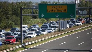 Gužve na naplatnim kućicama Lučko u smjeru mora