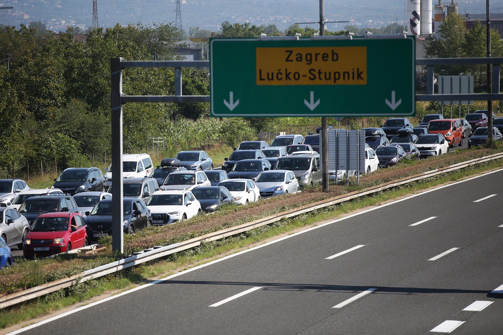 Gužve na naplatnim kućicama Lučko u smjeru mora