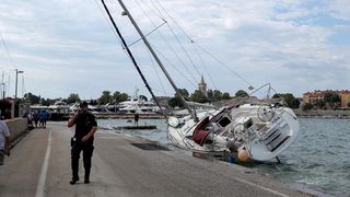 Nasukana jedrilica na Trpimirovoj obali Nasukana jedrilica na Trpimirovoj obali