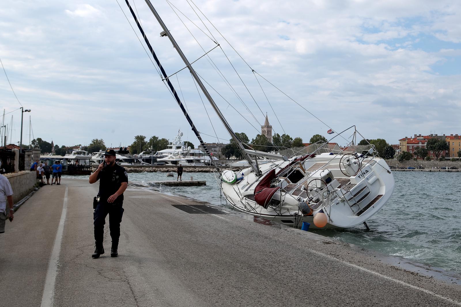 Nasukana jedrilica na Trpimirovoj obali Nasukana jedrilica na Trpimirovoj obali