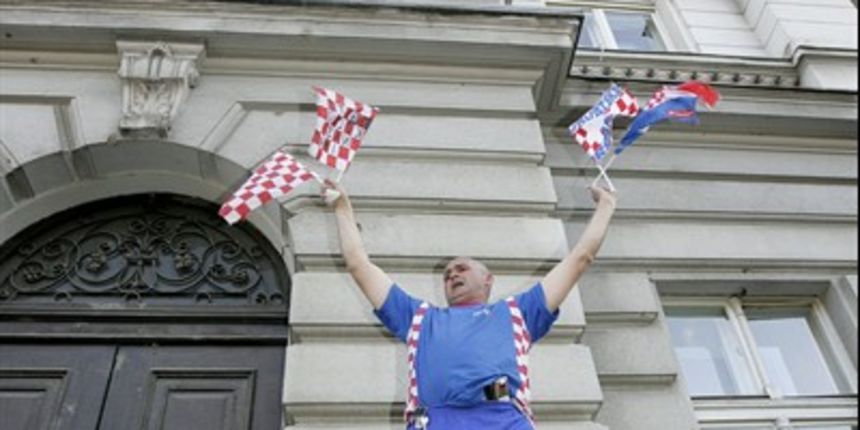 Zastava HDZ-a je zapaljena na prosvjedu u Osijeku (Foto: Vlado Kos/Cropix) Zastava HDZ-a je zapaljena na prosvjedu u Osijeku (Foto: Vlado Kos/Cropix)