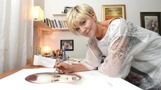 Marina Tomašević crnim vinom slika portrete svojih kolega sa estrade Marina Tomašević crnim vinom slika portrete svojih kolega sa estrade