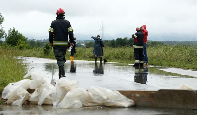 Usljed obilnih kisa doslo je do izljevanja kanala na prometnicu u Kupineckom Kraljevcu. Mjestani i DVD cijelu noc ispumpvali su vodu. Photo: Zeljko Lukunic/PIXSELL Autor  Zeljko Lukunic/PIXSELL Ključne riječi  Kupinecki Kraljevec, poplavljeno, cesta, popl