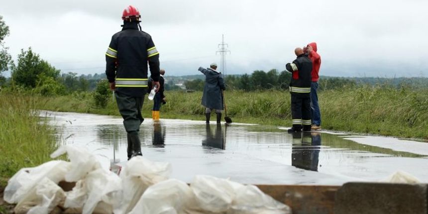 Usljed obilnih kisa doslo je do izljevanja kanala na prometnicu u Kupineckom Kraljevcu. Mjestani i DVD cijelu noc ispumpvali su vodu. Photo: Zeljko Lukunic/PIXSELL Autor  Zeljko Lukunic/PIXSELL Ključne riječi  Kupinecki Kraljevec, poplavljeno, cesta, popl