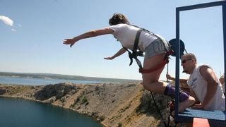28.6.2014., Maslenica – Gimnasticar Marijo Moznik otvorio je sezonu bungee skokova s Maslenickog mosta. On je izveo dvostruki salto s uronom u more. Photo: Dino Stanin/PIXSELL