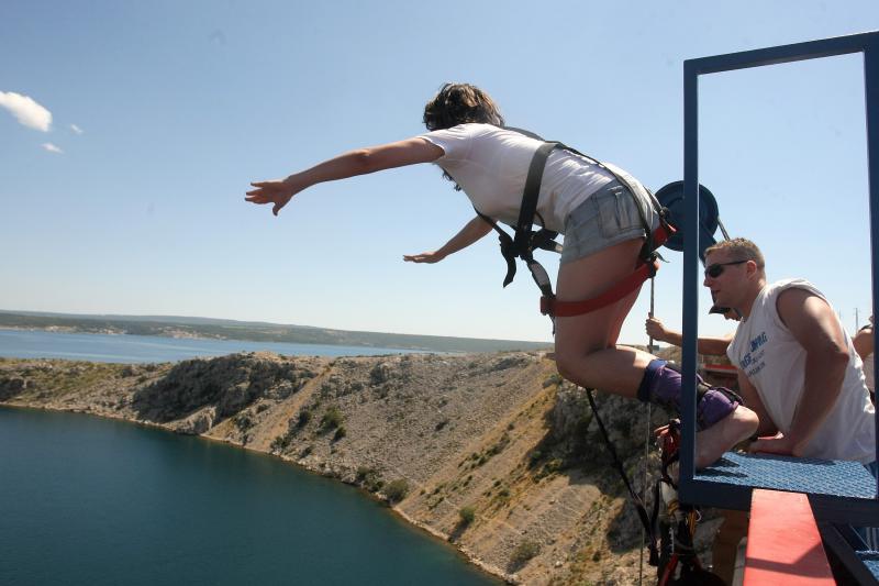 28.6.2014., Maslenica – Gimnasticar Marijo Moznik otvorio je sezonu bungee skokova s Maslenickog mosta. On je izveo dvostruki salto s uronom u more. Photo: Dino Stanin/PIXSELL