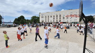 Zadar, 250513.
Univerzalna sportska skola “Dite zadarsko” kraj sezone obiljezila proslavom cetvrtog rodjendana i odrzavanjem sportskih igara na Forumu.
Na fotografiji: sporske igre “Dite zadarsko”.
Foto: Luka Gerlanc / CROPIX