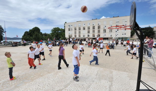 Zadar, 250513.
Univerzalna sportska skola “Dite zadarsko” kraj sezone obiljezila proslavom cetvrtog rodjendana i odrzavanjem sportskih igara na Forumu.
Na fotografiji: sporske igre “Dite zadarsko”.
Foto: Luka Gerlanc / CROPIX