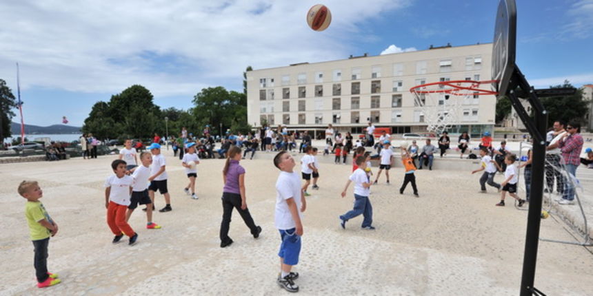 Zadar, 250513.
Univerzalna sportska skola “Dite zadarsko” kraj sezone obiljezila proslavom cetvrtog rodjendana i odrzavanjem sportskih igara na Forumu.
Na fotografiji: sporske igre “Dite zadarsko”.
Foto: Luka Gerlanc / CROPIX