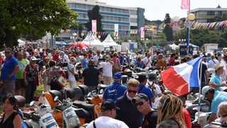 Spektakularni defile vespaša, foto: Vinko Pešić Spektakularni defile vespaša, foto: Vinko Pešić