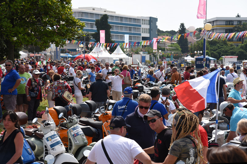 Spektakularni defile vespaša, foto: Vinko Pešić Spektakularni defile vespaša, foto: Vinko Pešić