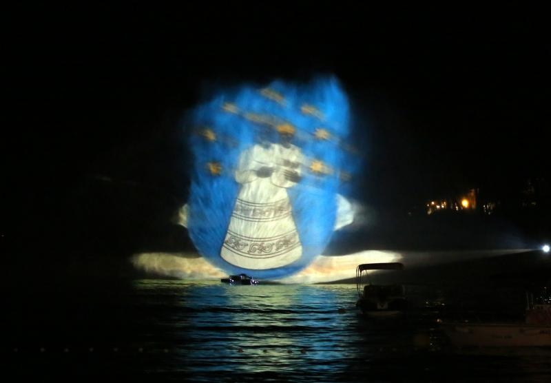 Stipe Petrina započeo je kampanju svjetlosnim spektaklom u Primoštenu