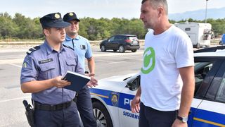 Okršaj kod Zrća: redari opet otjerali udrugu bivših ovisnika