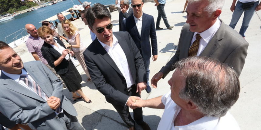 Stari Grad, Hvar, 160812.
Povodom dana opcine Stari Grad na dan Svetog Roka, hrvatski premijer Zoran Milanovic posjetio je Stari Grad.
Foto: Damjan Tadic / CROPIX Stari Grad, Hvar, 160812.
Povodom dana opcine Stari Grad na dan Svetog Roka, hrvatski premijer Zoran Milanovic posjetio je Stari Grad.
Foto: Damjan Tadic / CROPIX