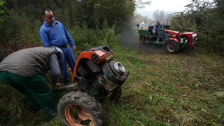 Orahovica, 171010.
Nedaleko od orahovackog jezera na obroncima brda Ruzica grada odrzana je cetvrta po redu utrka motokultivatora i specijalnih vozila koja su izradjena od motora mjesalice za beton i mjenjaca automobila Lada Niva. Namjera organizatora utr
